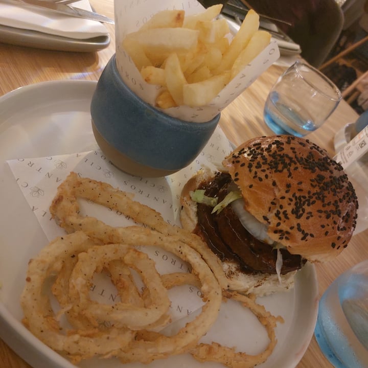 review photo of Cilantros vegan burger shared by @staceylaceyy on 17 Nov 2022 - review