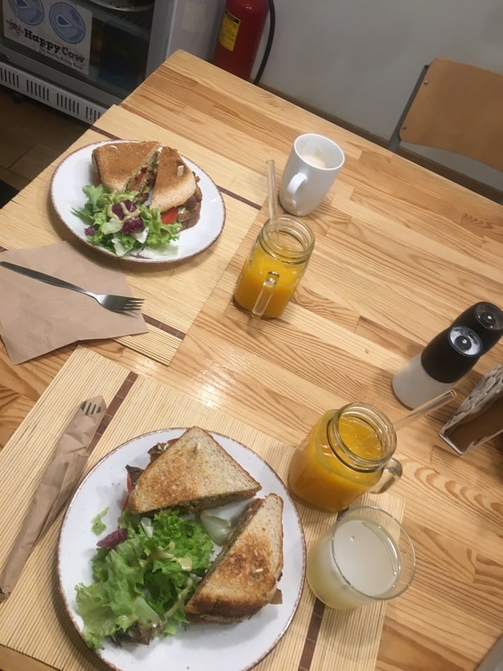 photo of Peas Vegan & Raw Food Vegan Club Sandwich shared by @weganerin on  16 Apr 2020 - review