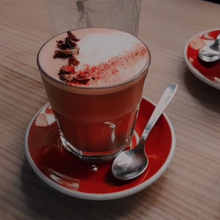 photo of Frutas Prohibidas Red Velvet latte shared by @ramseier on  21 Oct 2022 - review