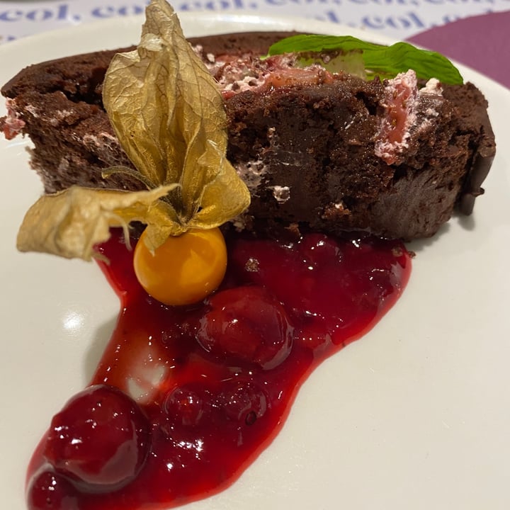 photo of Restaurante Baobab S.L. Bracito de chocolate con fresas shared by @laveganorte on  11 Mar 2021 - review