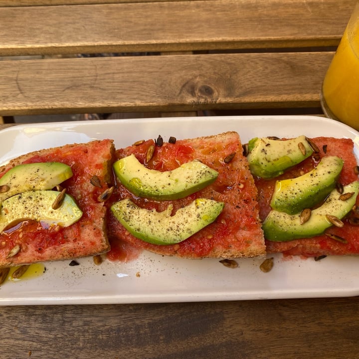 photo of Uno Caffé Olistico Tostada con pomodoro fresco e avocado shared by @irenemairaa on  05 Jun 2022 - review