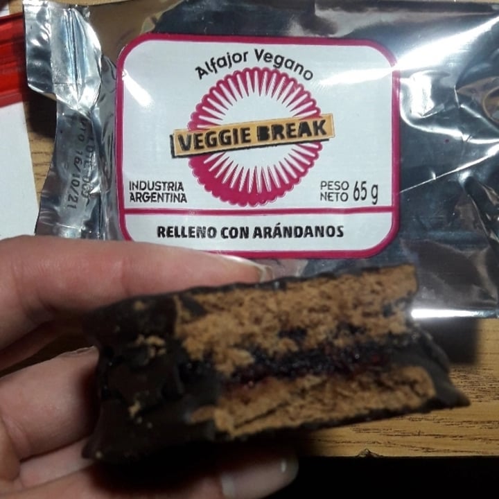 photo of Veggie Break Alfajor Vegano Relleno con Arándanos shared by @camideom on  13 Nov 2021 - review