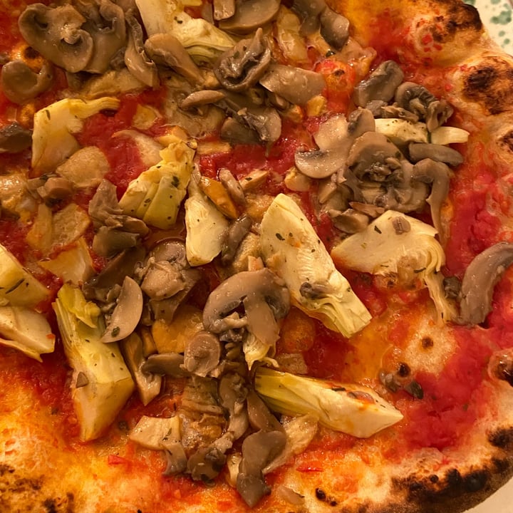 photo of Pizzeria Corallo Pizza con champignon porcini e carciofini shared by @ladispensavegana on  03 Apr 2022 - review
