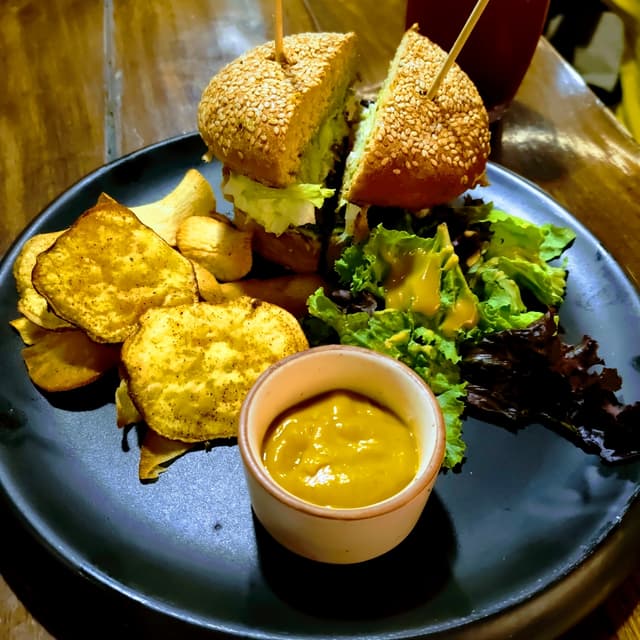 菜肴“Cairo Crunch Whole Wheat Burger”的照片