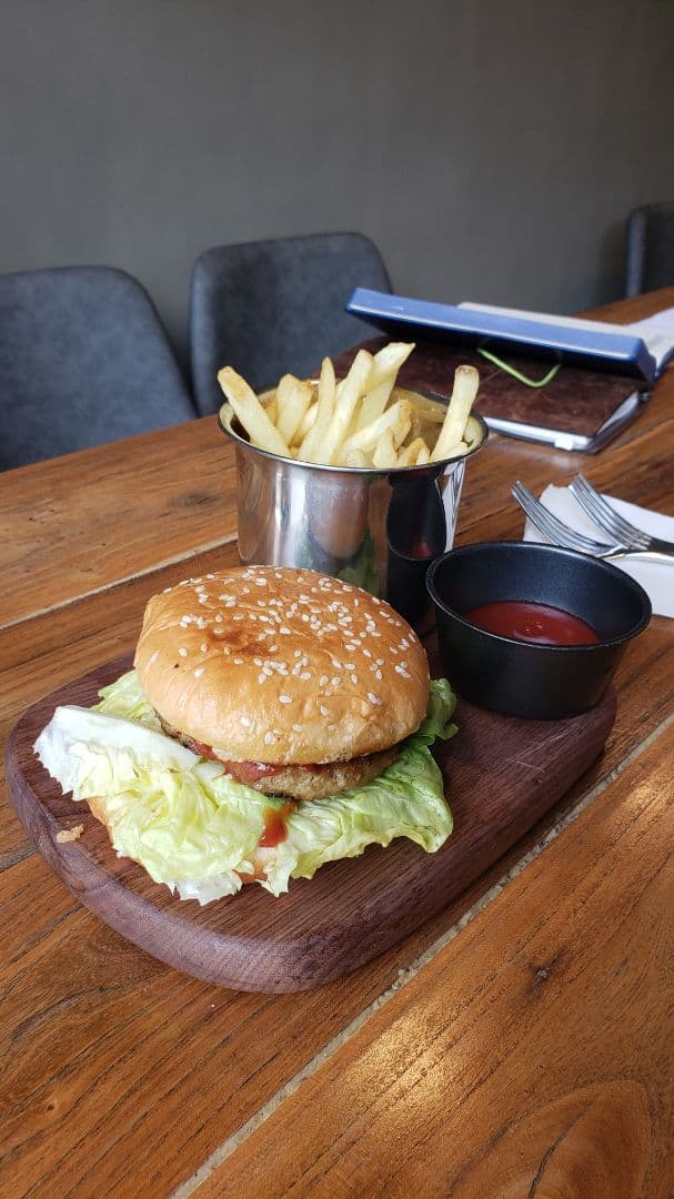 Photo of the dish “Burger & chips”
