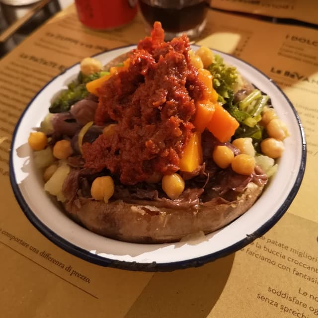 Foto del piatto “Patata con verdure di stagione, crema di pomodori secchi e ceci”