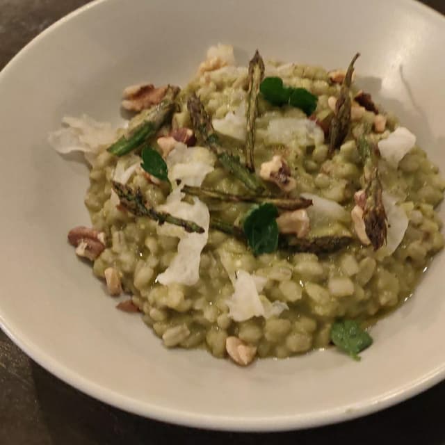 Photo of the dish “Orzo Alla Crema Di Asparagi, Sale Kala Namak, Noci Tostate, Daikon E Porri Fermentati”