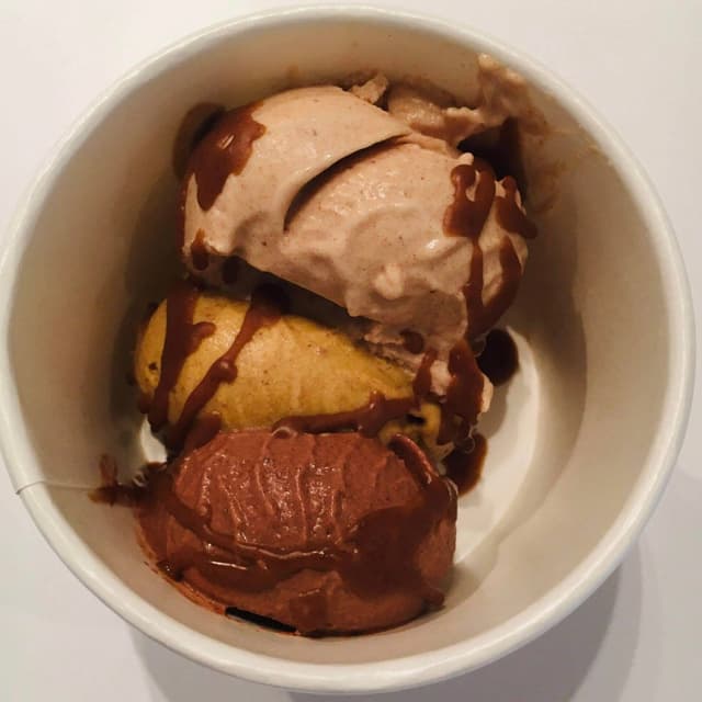 「Caramel, chocolate and soursop ice cream with caramel fudge」の料理の写真