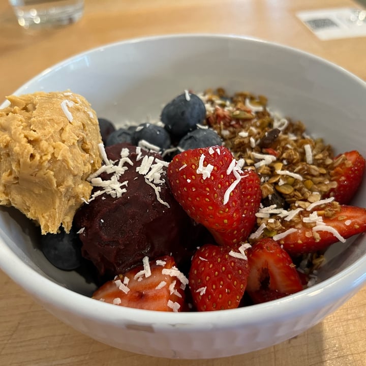 photo of Pieces of April Cafe Açai Smoothie Bowl shared by @queen on  01 Feb 2022 - review