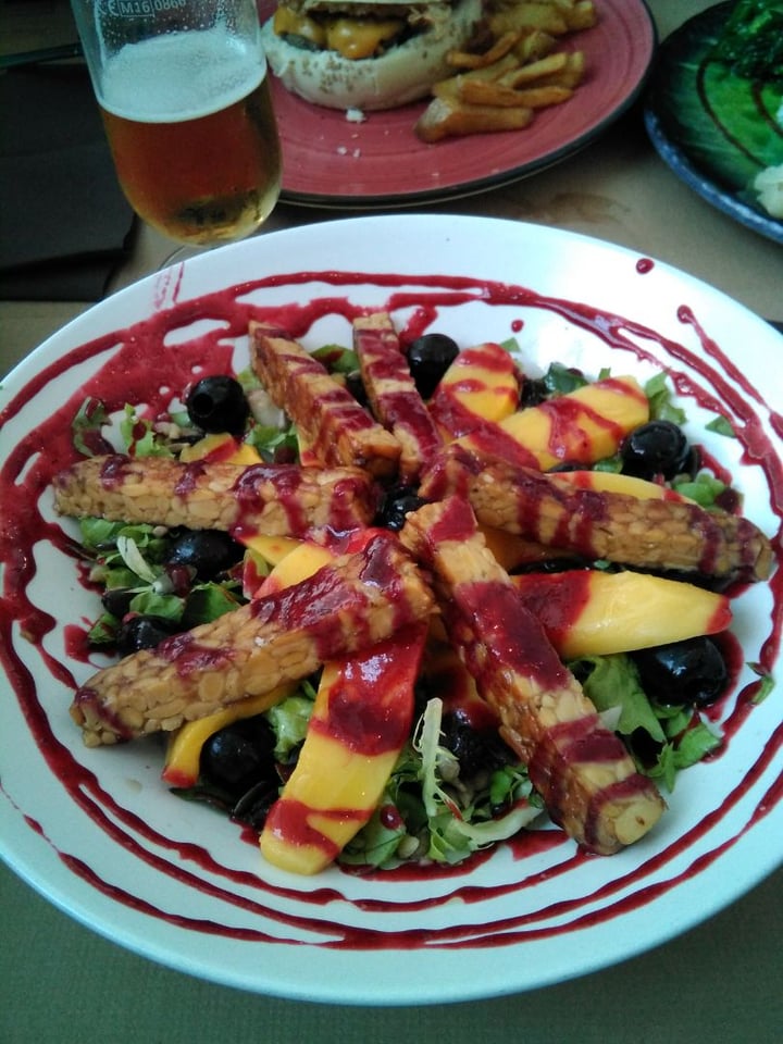 photo of Suka Suances Ensalada de Tempeh y frutos rojos shared by @yomowilce on  07 Jun 2019 - review