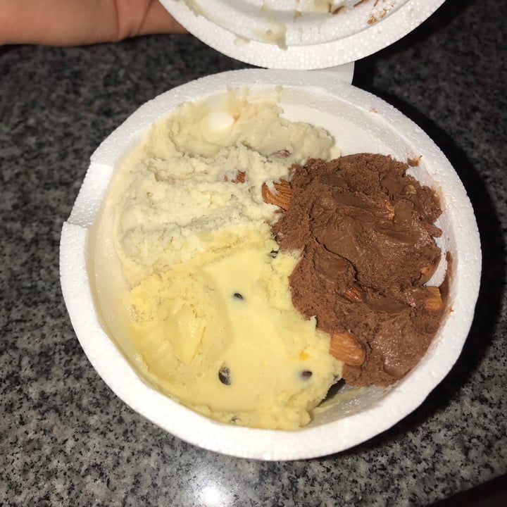 photo of Helados Belcreme Helado De Chocolate Con Almendras shared by @ailinvasicek on  11 Jun 2021 - review