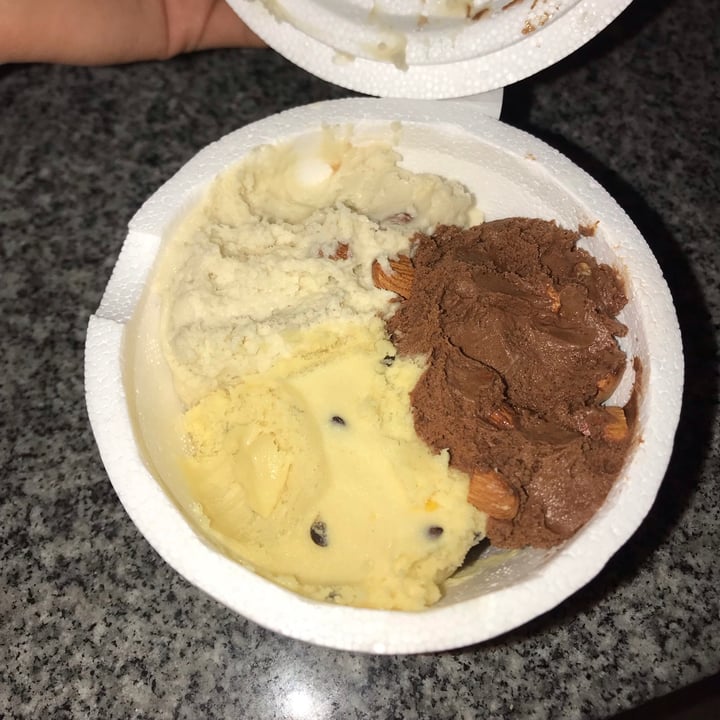 review photo of Helados Belcreme Helado De Chocolate Con Almendras shared by @ailinvasicek on 11 Jun 2021 - review