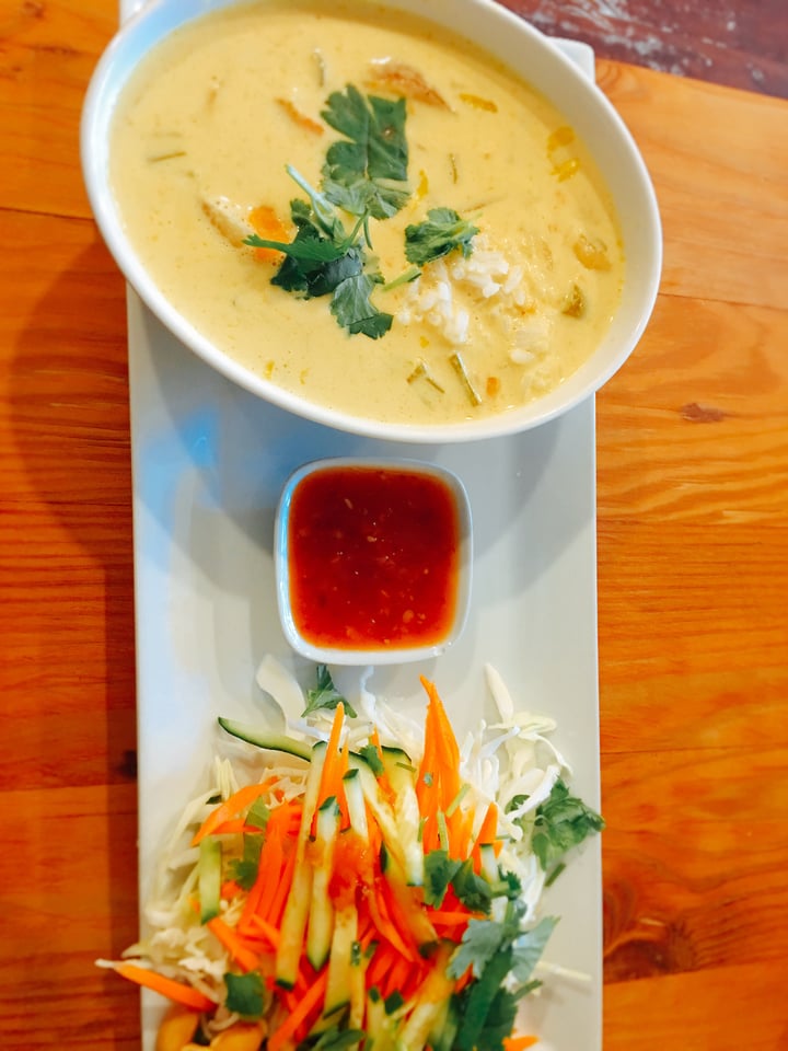 photo of The Hot and Cold Cafe Yellow Curry Rice Bowl shared by @envirovegan on  22 Aug 2019 - review