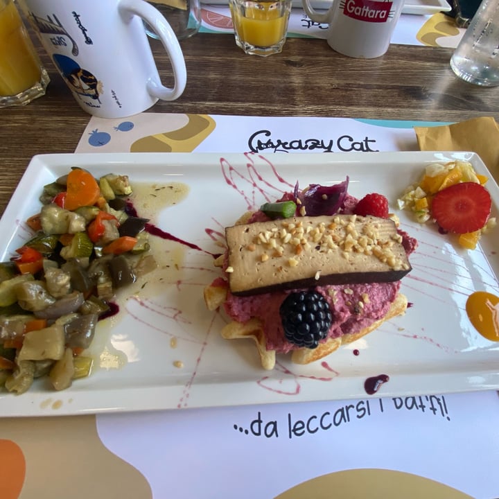 photo of Crazy Cat Café Waffle con hummus di ceci e barbabietola, servito con una dadolata di tofu affumicato shared by @laura00 on  09 Jun 2022 - review