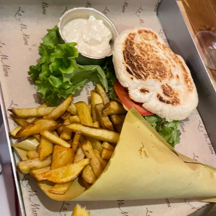 photo of La Mi Mama Burger di verdure con patatine fritte artigianali e maionese di soia shared by @caterinacc on  28 Nov 2022 - review