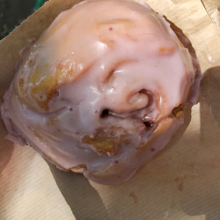 photo of Calm Coffee Strawberry Bun shared by @der-minniefisch on  03 Jun 2021 - review