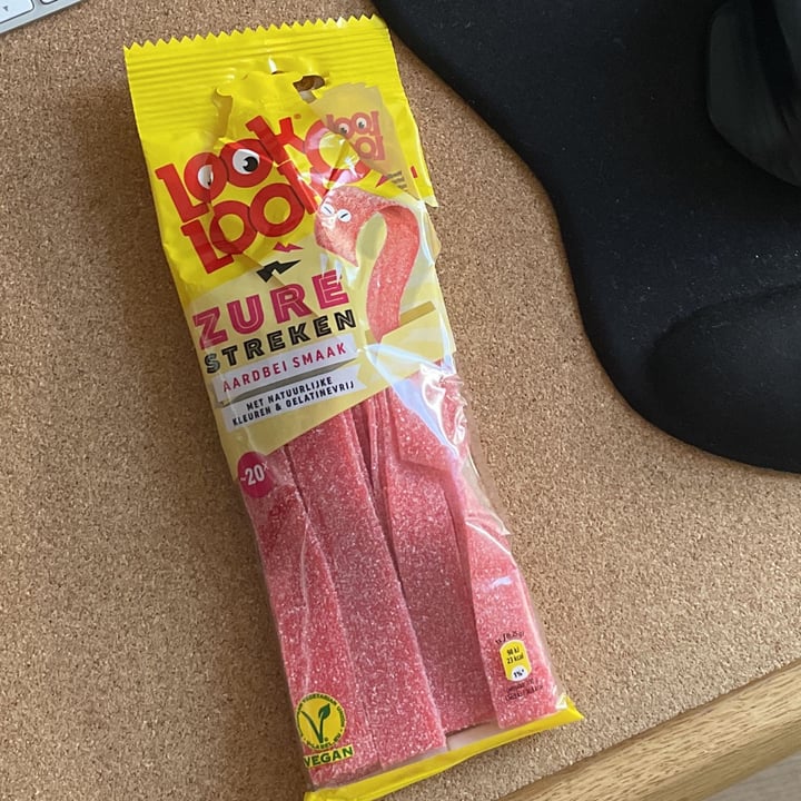 photo of Look o Look Sour Stripes Strawberry shared by @liesjedebroey on  10 Aug 2022 - review
