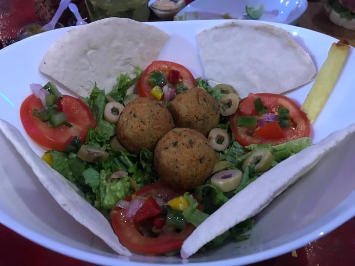 review photo of Monday Blue Ensalada de Falafel shared by @triniveg on 07 Apr 2020 - review
