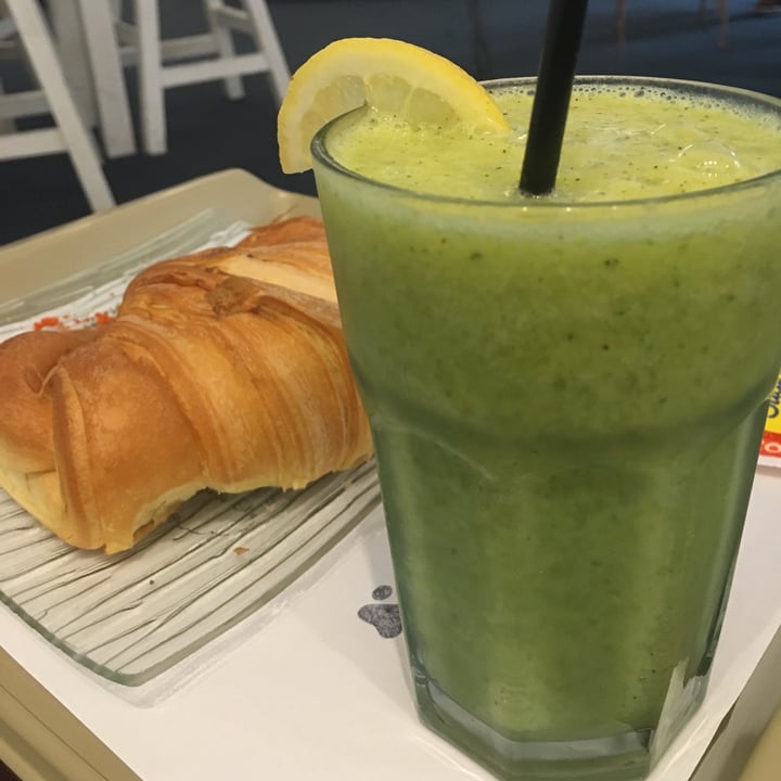 photo of Adrianuzca´s Cat Café Jugo verde detox shared by @veganbarista on  12 May 2020 - review