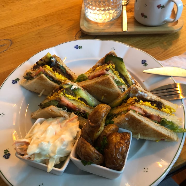 photo of Moment - Cafe & Bistro Club Sandwich shared by @carolnaccaratti on  29 Oct 2022 - review