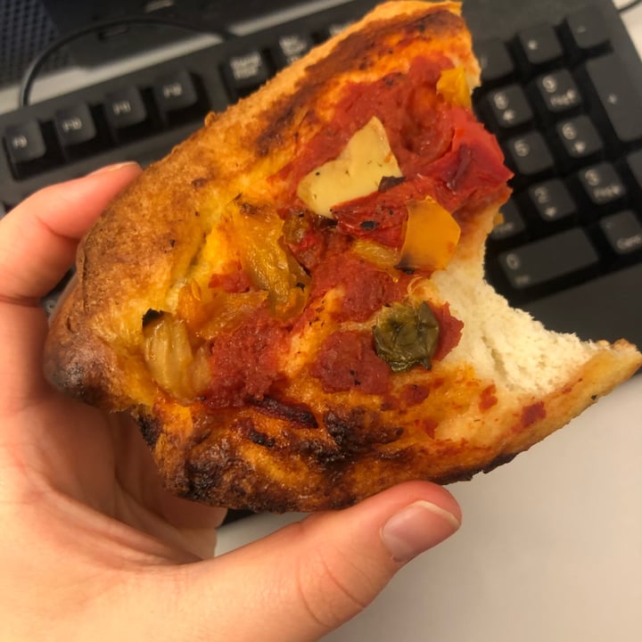 photo of Na' mica d'Pan Pizzetta Rossa Con Verdure shared by @vege-et-al on  28 Sep 2022 - review