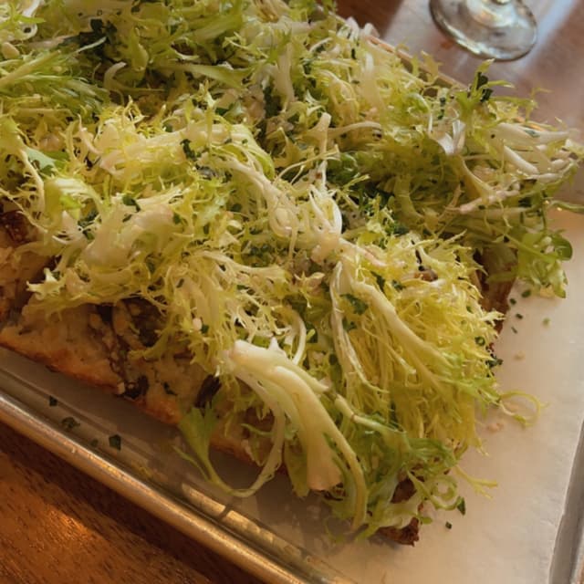 菜肴“Bianco wood fired pizza”的照片