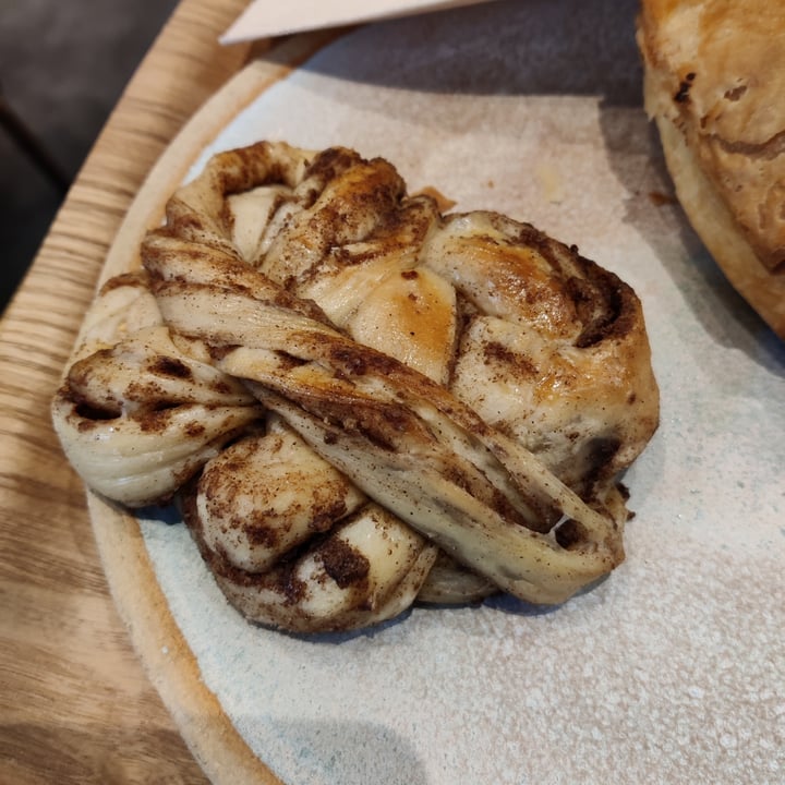 photo of Land&Monkeys Roquette Cinnamon Roll shared by @michelanice on  24 Mar 2022 - review
