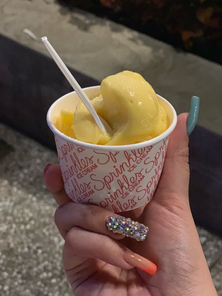 photo of Sprinkles Cupcakes and Ice Cream Disney Springs Mango Ice-Cream shared by @recettasveganas on  23 Aug 2019 - review