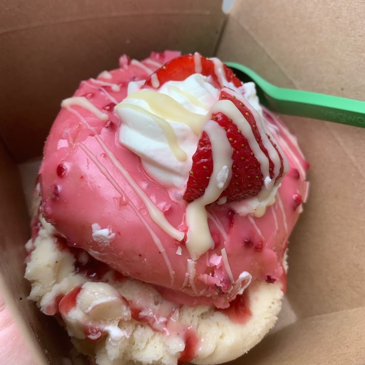 review photo of Considerit Ice Cream Doughnut Sandwich shared by @lillycarvalho on 02 Jul 2021 - review