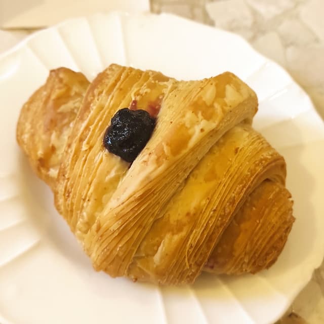 菜肴“Brioche vegana con farina integrale e confettura ai frutti di bosco”的照片