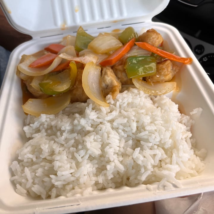 photo of QQ Tea & Vegetarian House Vegan Orange Chicken shared by @jessicapalomino on  28 Aug 2022 - review