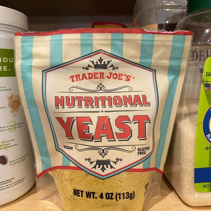 photo of Trader Joe's Nutritional Yeast shared by @isabellaferri on  19 Mar 2022 - review