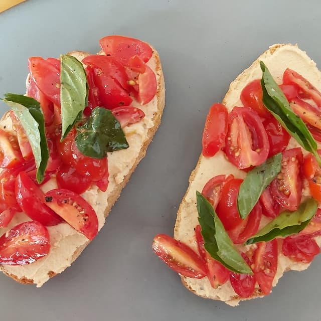 菜肴“Hummus toast”的照片