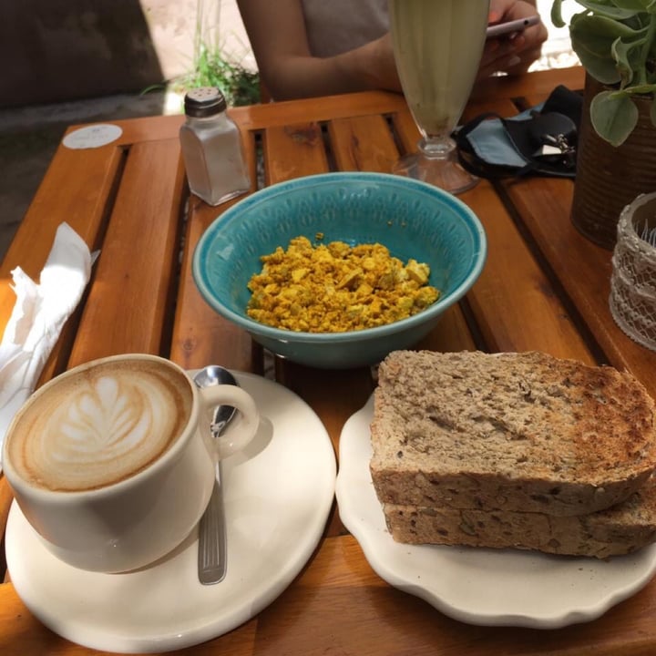 review photo of Alma de Barrio Café Libertad(Tofu Revuelto+Tostadas Multicereal) shared by @candelaflores on 25 Feb 2021 - review