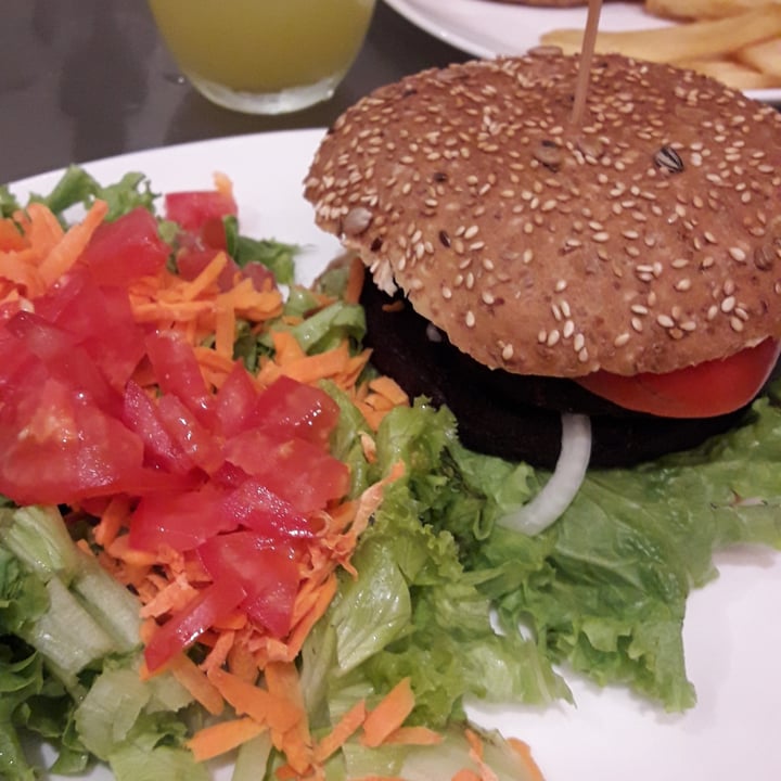 review photo of Loving Hut Burguer Doble Hongos shared by @argoroth on 21 Mar 2021 - review