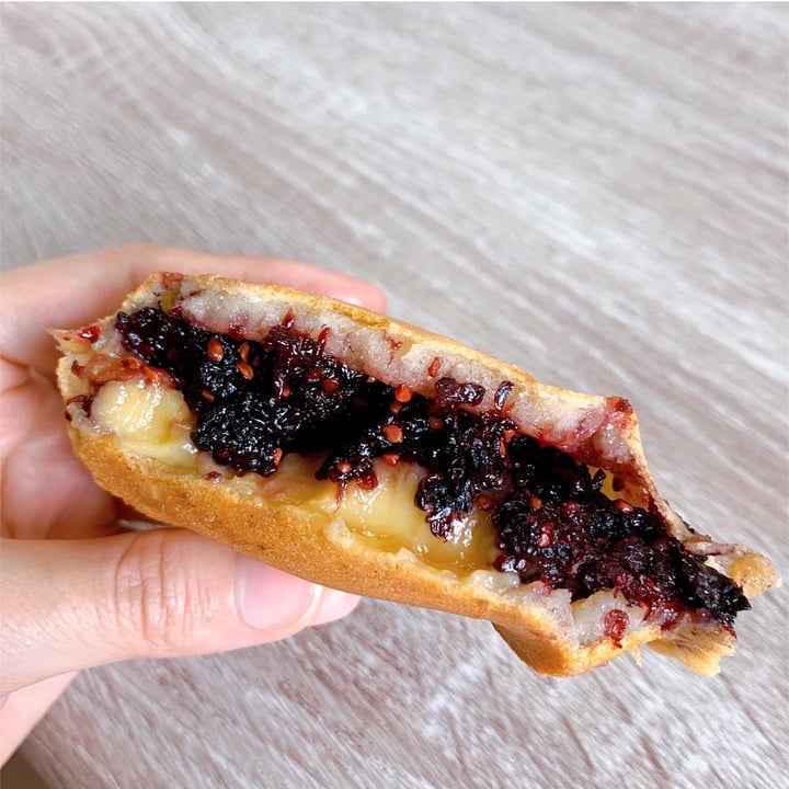 photo of Wheels of Fortune 植福餅 Mulberry Custard 桑椹卡士達 shared by @vegangirltw on  26 Sep 2020 - review