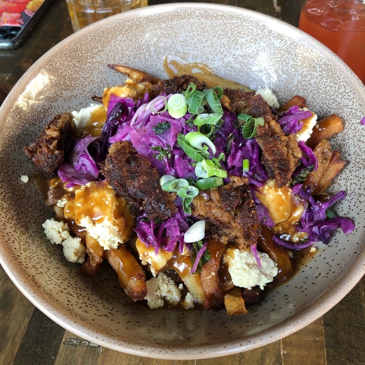 photo of Le Trèfle Taverne Irlandaise Poutine végane shared by @lautruche on  16 May 2022 - review