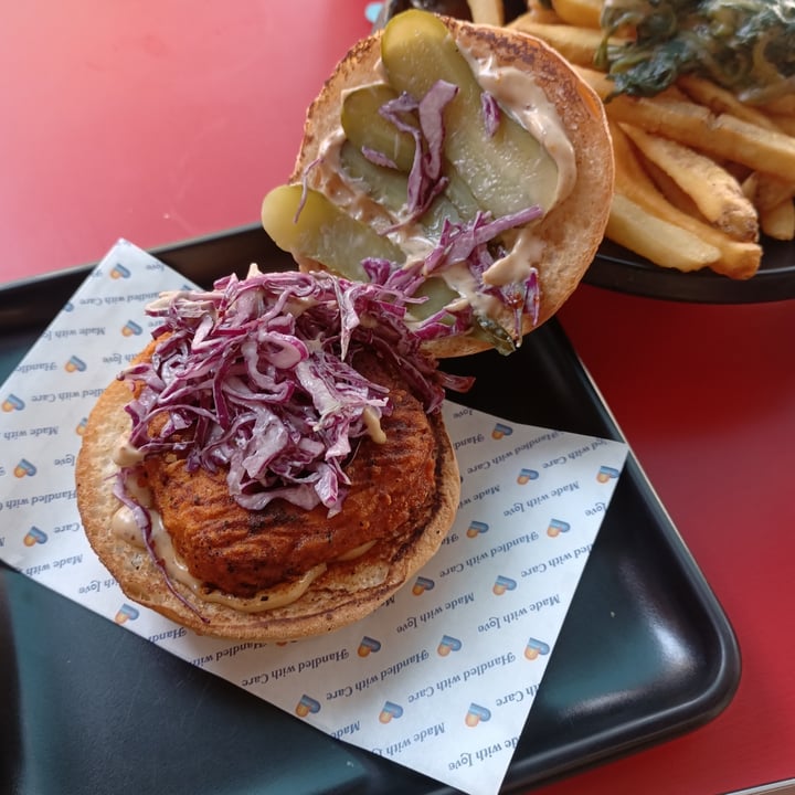 photo of Love Handle  Hot TiNDLE™ Chicken Burger shared by @skootykoots on  18 Oct 2021 - review