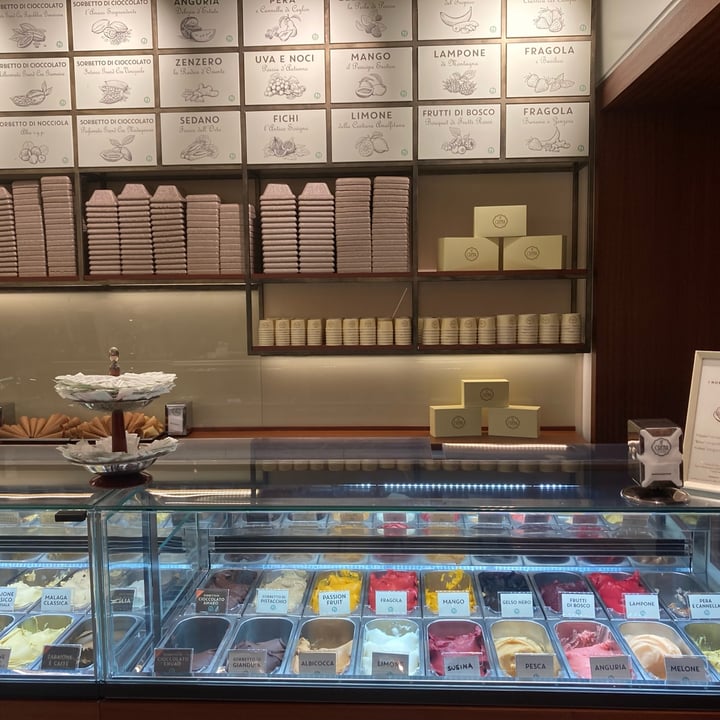 review photo of CREMA Alta Gelateria gelato gelso cioccolato amaro e arancia e gocce di cioccolato shared by @fravegan on 10 Aug 2022 - review