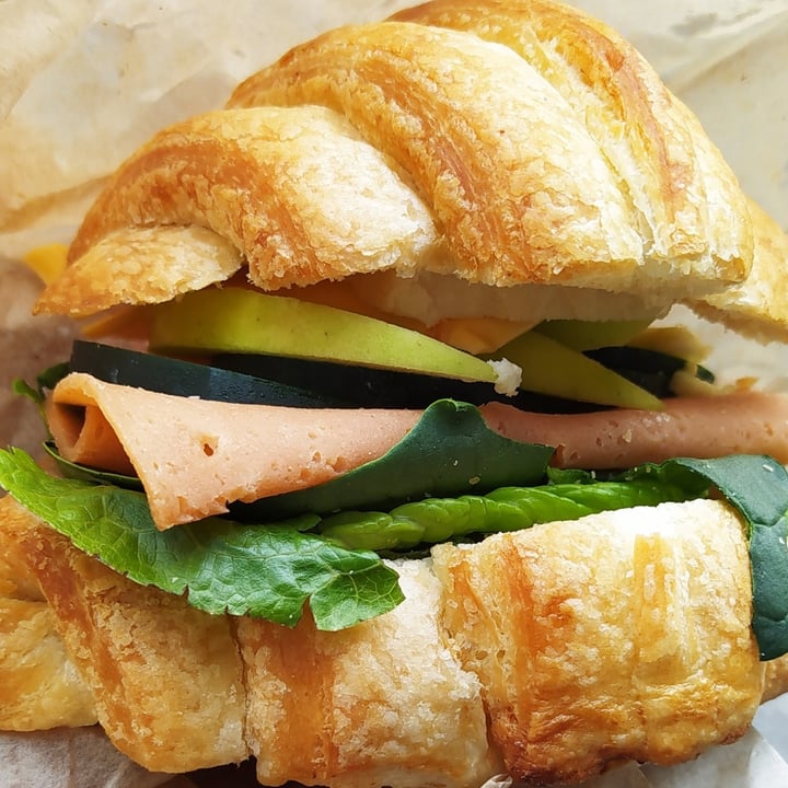 photo of Miga Vegana Croissant de Jamón Con Queso shared by @erinflores on  25 Oct 2021 - review