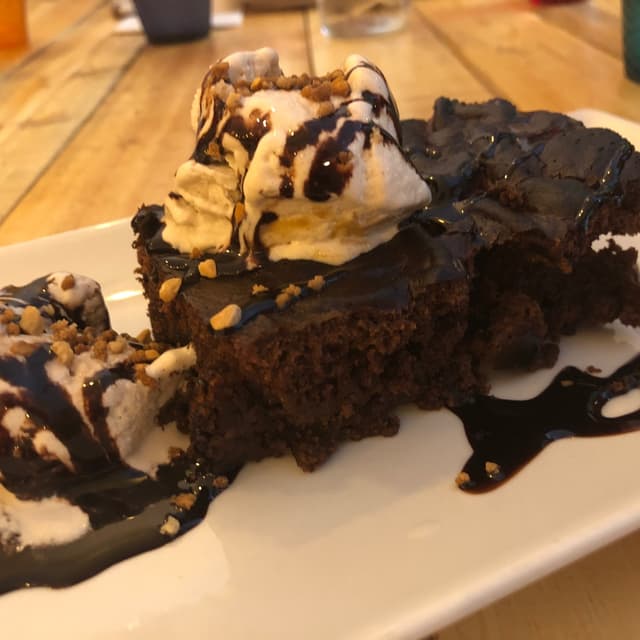 Photo of the dish “Brownie con helado”