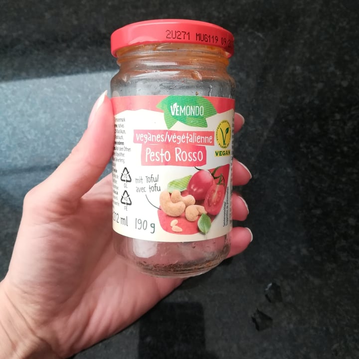 photo of Vemondo Vegan pesto rosso shared by @cerpia on  11 Mar 2022 - review