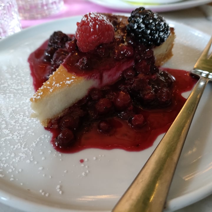 photo of L'OV Osteria Vegetariana Cheesecake ai frutti di bosco shared by @g1014 on  27 Apr 2022 - review