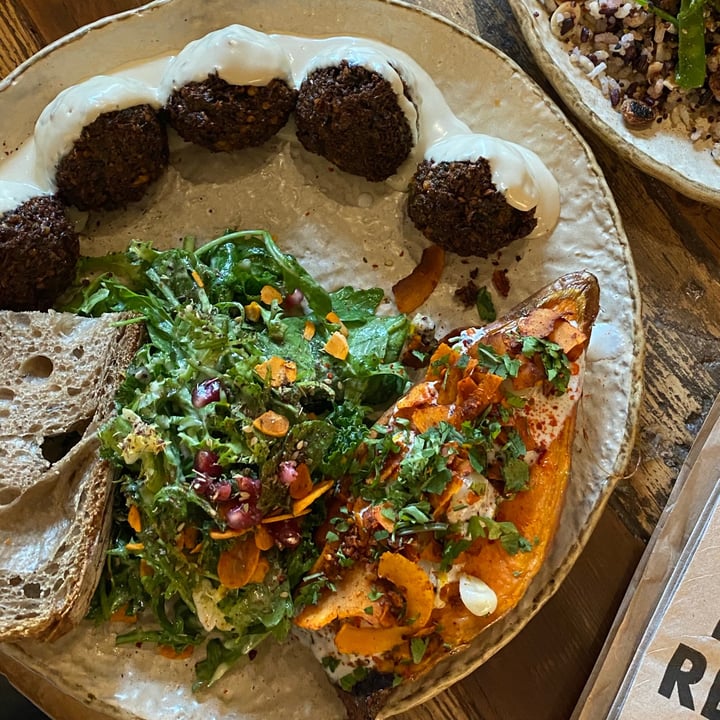 review photo of Honest Greens Tuset Falafel con boniato y ensalada shared by @dmonteys on 12 Apr 2021 - review