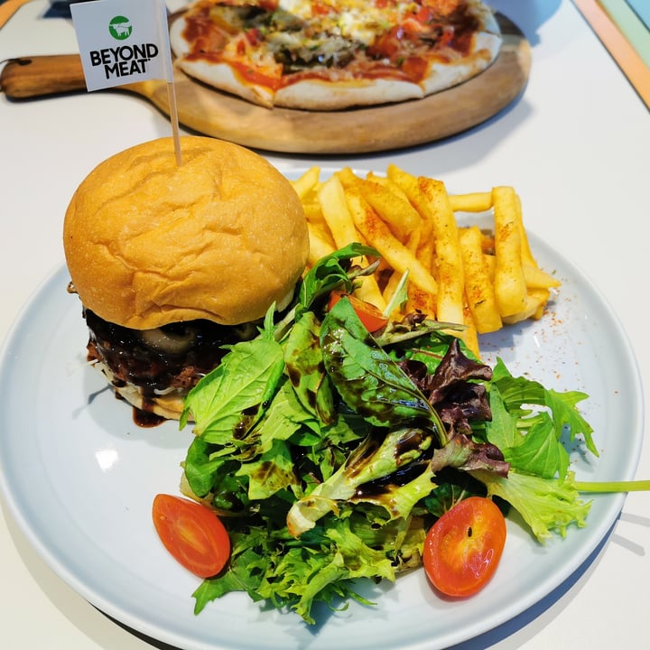 review photo of Green Common Singapore Beyond Burger Black shared by @xxxiu on 27 Mar 2021 - review