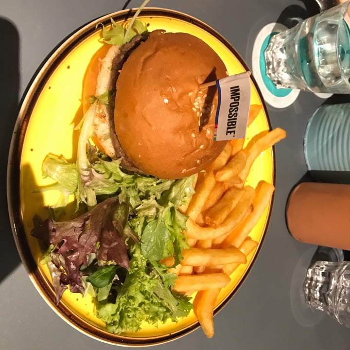photo of Privé Jewel Changi Airport Impossible Burger shared by @estherenqi on  01 Dec 2021 - review