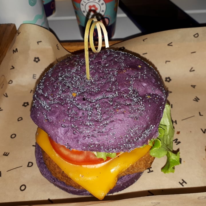 photo of Flower Burger Purple Cheesy shared by @bdpveg on  17 Oct 2022 - review