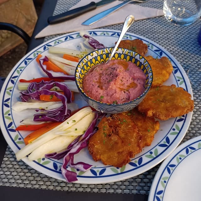 菜肴“Hummus Di Rape Rosse Con Frittelle Di Platano”的照片