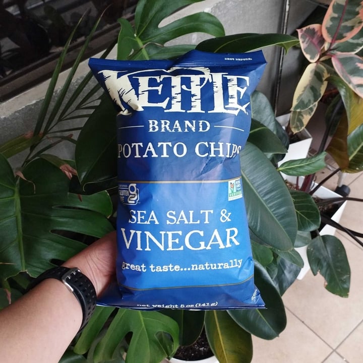 review photo of Kettle Sea Salt & Vinegar Chips shared by @sofiafda on 25 Apr 2022 - review