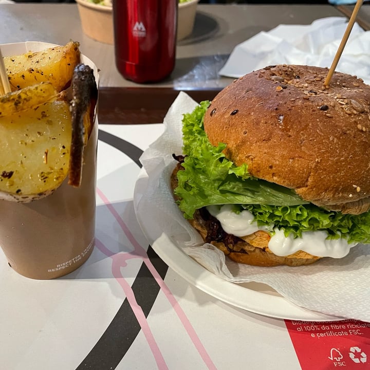 photo of Veg & Veg Burger toscano shared by @cecicarotepatate on  26 Mar 2022 - review